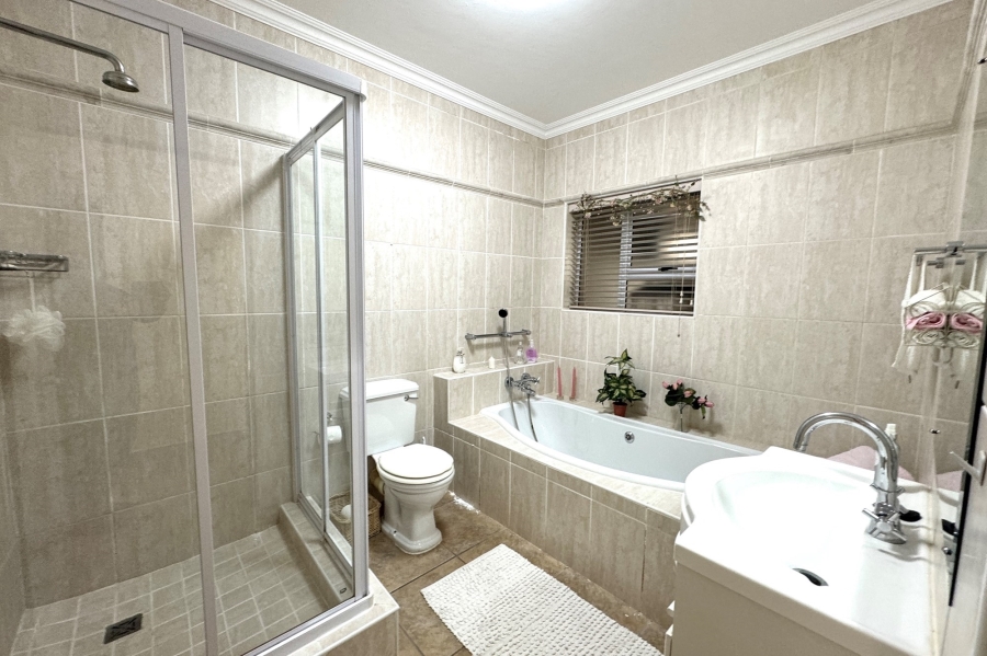 6 Bedroom Property for Sale in Myburgh Park Western Cape
